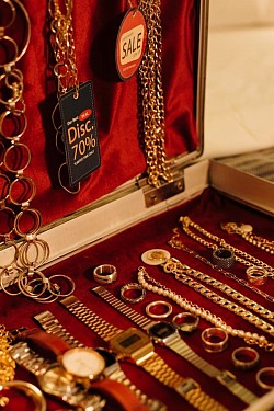 Les chaînes en or, les montres en or et les bagues en or sont des symboles d'élégance et de prestige intemporels. Que ce soit pour un investissement, un cadeau ou un accessoire de mode, ces bijoux allient luxe, raffinement et valeur durable. Disponibles en divers carats et styles, ils s'adaptent à toutes les occasions et offrent un savoir-faire exceptionnel. Découvrez comment choisir la meilleure qualité d'or et préserver la beauté de vos bijoux pour en faire un héritage précieux.