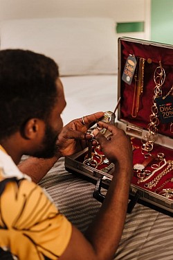Les chaînes en or, les montres en or et les bagues en or sont des symboles d'élégance et de prestige intemporels. Que ce soit pour un investissement, un cadeau ou un accessoire de mode, ces bijoux allient luxe, raffinement et valeur durable. Disponibles en divers carats et styles, ils s'adaptent à toutes les occasions et offrent un savoir-faire exceptionnel. Découvrez comment choisir la meilleure qualité d'or et préserver la beauté de vos bijoux pour en faire un héritage précieux.