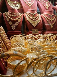 Découvrez l'univers des chaînes en or des femmes indiennes, symbole de tradition et d'élégance, explorez l'investissement aurifère avec Franco-Nevada et plongez dans l'art raffiné de la joaillerie en or. Un mariage entre héritage culturel, placement financier et luxe intemporel.