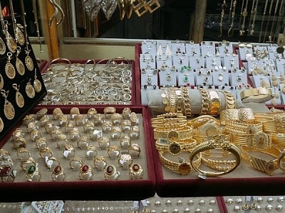 Découvrez la bague en or disponible chez Franco-Nevada , une pièce élégante et intemporelle qui allie luxe et qualité . Cette bague, fabriquée à partir d'or pur, est idéale pour ceux qui recherchent à la fois un bijou raffiné et un investissement durable. Grâce à l'expertise de Franco-Nevada , chaque bague est un symbole de prestige et de valeur . Que ce soit pour une occasion spéciale ou comme ajout à votre collection de bijoux, cette bague en or est un choix parfait pour ceux qui souhaitent allier esthétique et investissement sécurisé .
