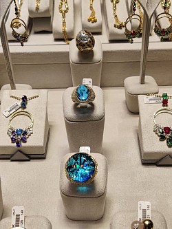 Gommette en Or chez Franco-Nevada Joaillerie d'Or : Raffinement et Élégance Intemporelle