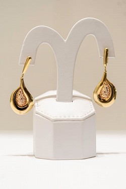 Découvrez les boucles d'oreilles en ou chez Franco-Nevada Joaillerie d'Or , des bijoux d'exception alliant élégance, finesse et intemporalité . Conçues en or pur et travaillées avec un savoir-faire artisanal, elles subliment chaque style avec une touche de luxe discrète. Que ce soit pour une occasion spéciale ou un investissement précieux, ces boucles d'oreilles incarnent le raffinement et la qualité signature de Franco-Nevada . ✨💎