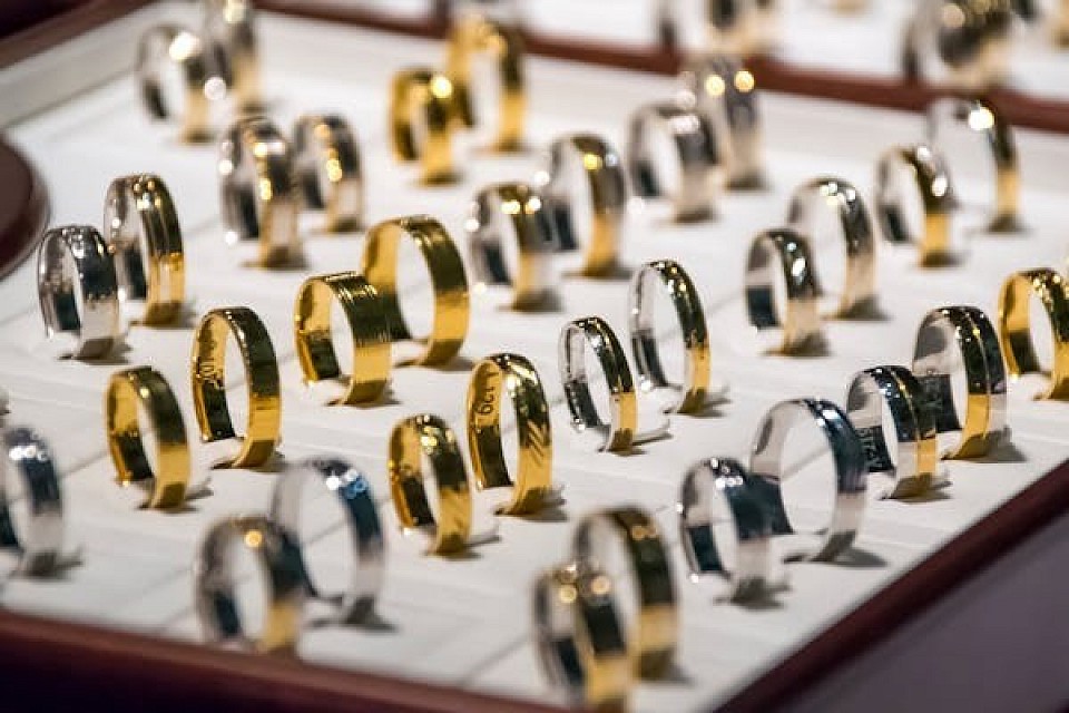 Découvrez les boucles d'oreilles en ou chez Franco-Nevada Joaillerie d'Or , des bijoux d'exception alliant élégance, finesse et intemporalité . Conçues en or pur et travaillées avec un savoir-faire artisanal, elles subliment chaque style avec une touche de luxe discrète. Que ce soit pour une occasion spéciale ou un investissement précieux, ces boucles d'oreilles incarnent le raffinement et la qualité signature de Franco-Nevada . ✨💎